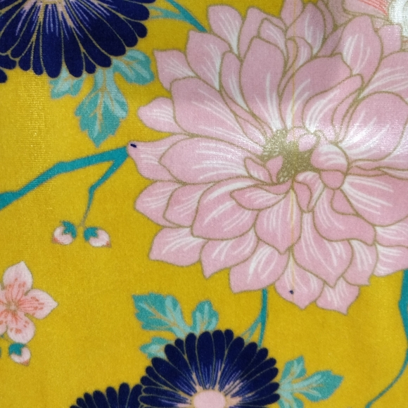 PrettyLittleThing velvety floral yellow mini skirt - Picture 15 of 15